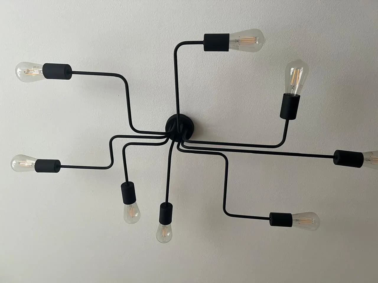 Lámpara tipo araña de gran tamaño. Con luces LED filamento cálidas incluidas