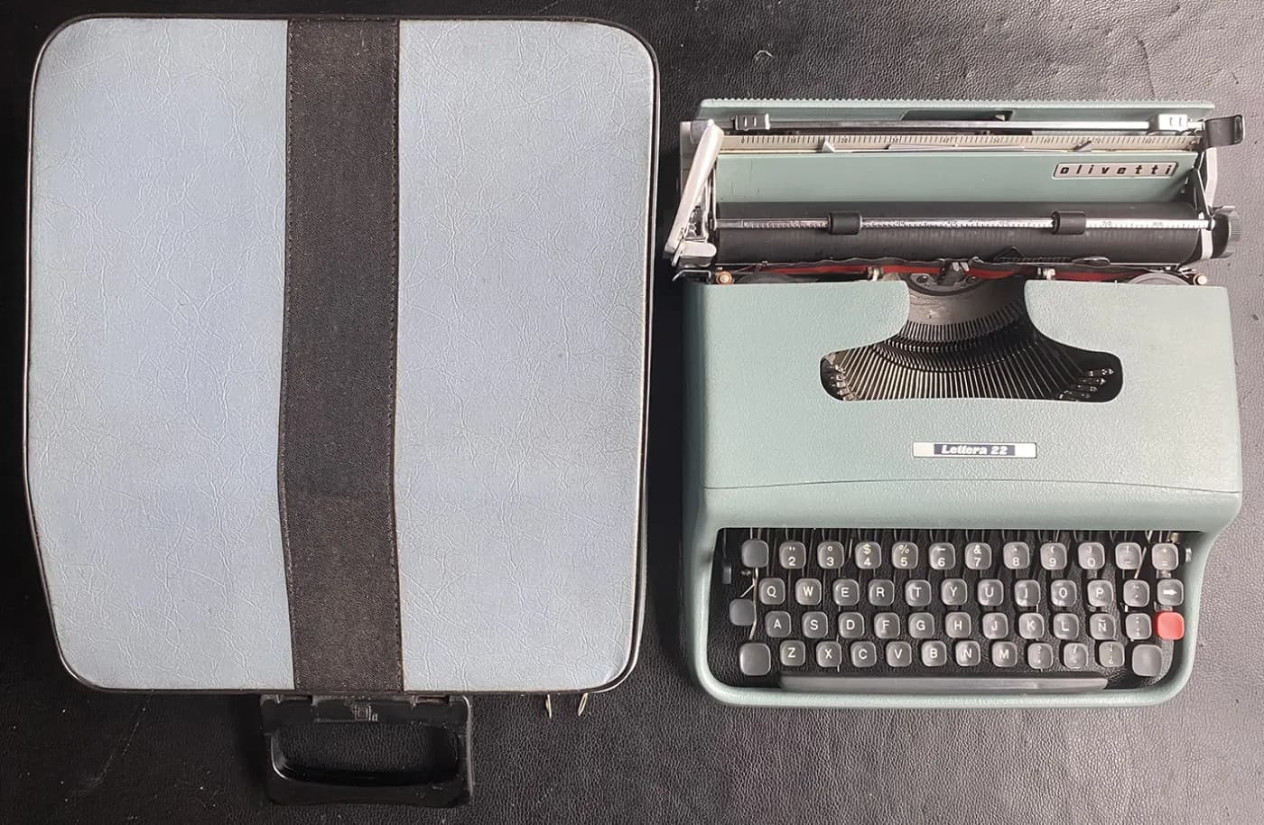 Máquina de Escribir Olivetti Lettera 22 + Estuche