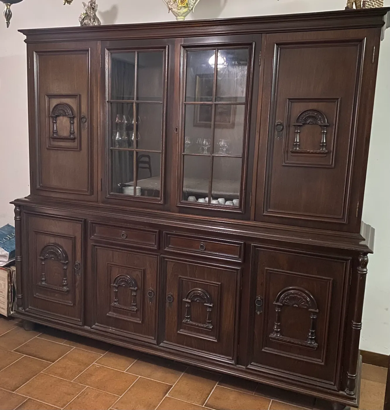 Mueble antiguo con vitrina