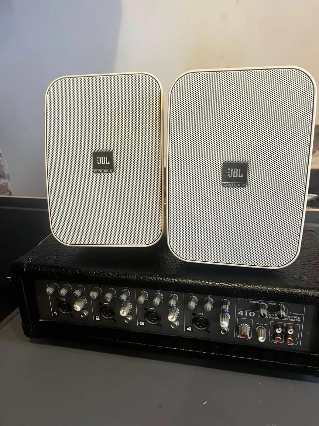 Equipo sonido Parlantes JBL control X apto exterior + Consola potenciada Phonic 410 4 canales