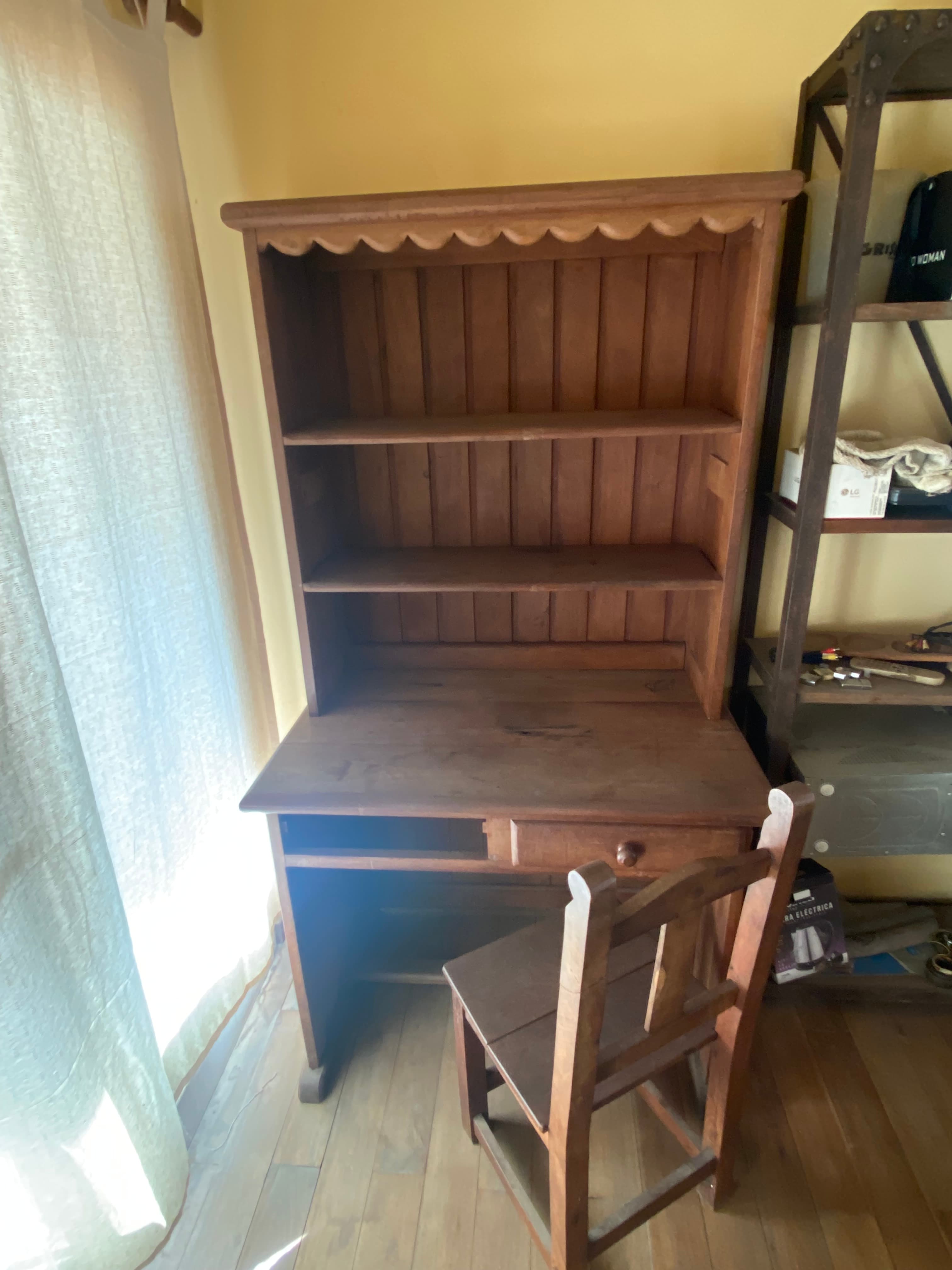 Escritorio y silla. Todo algarrobo. FALTA UN CAJON