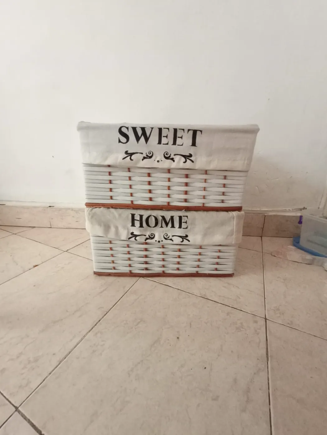 CANASTOS DE MIMBRE Y ZUNCHO BLANCO