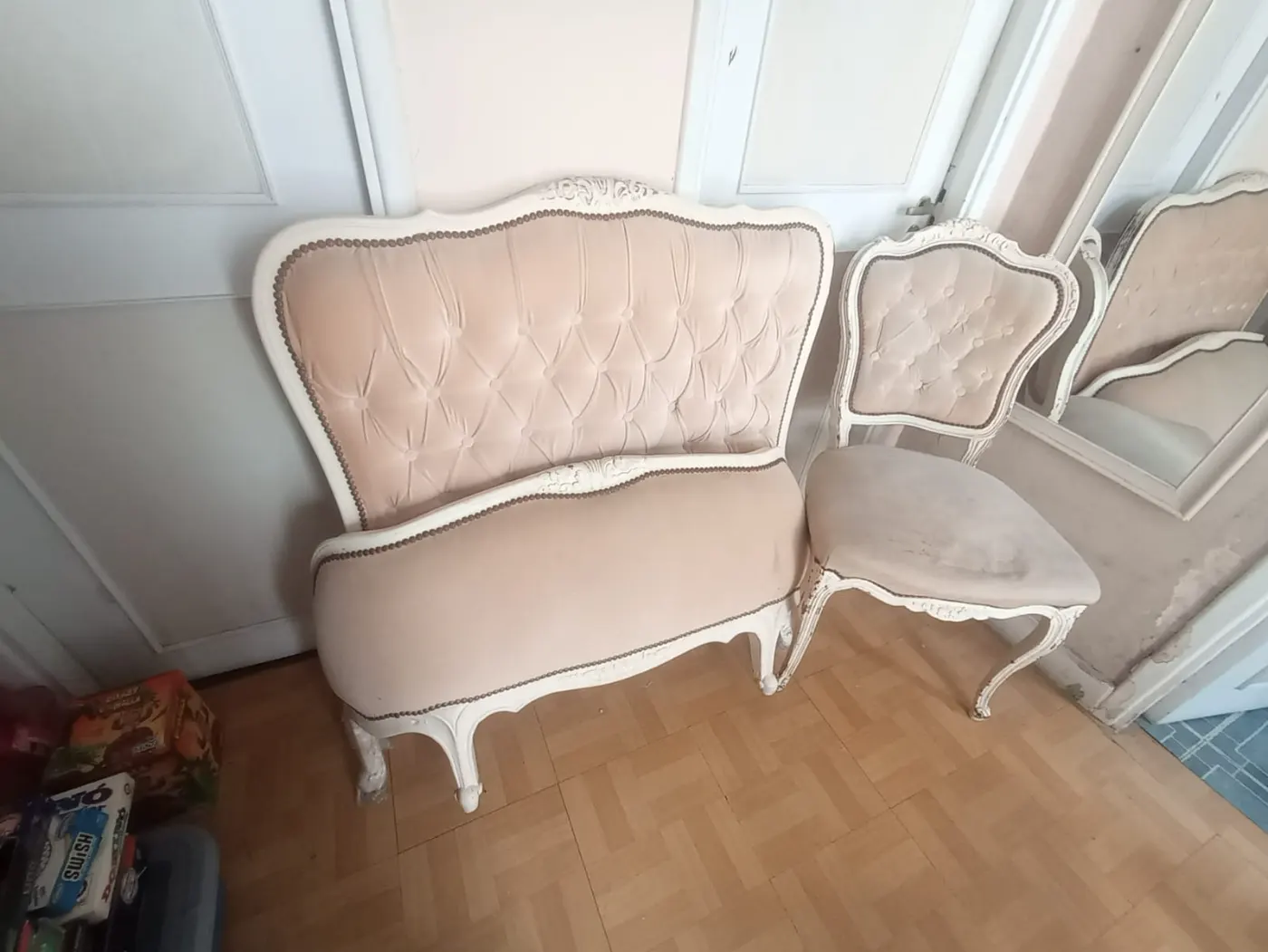 Cama y silla estilo Luis XV