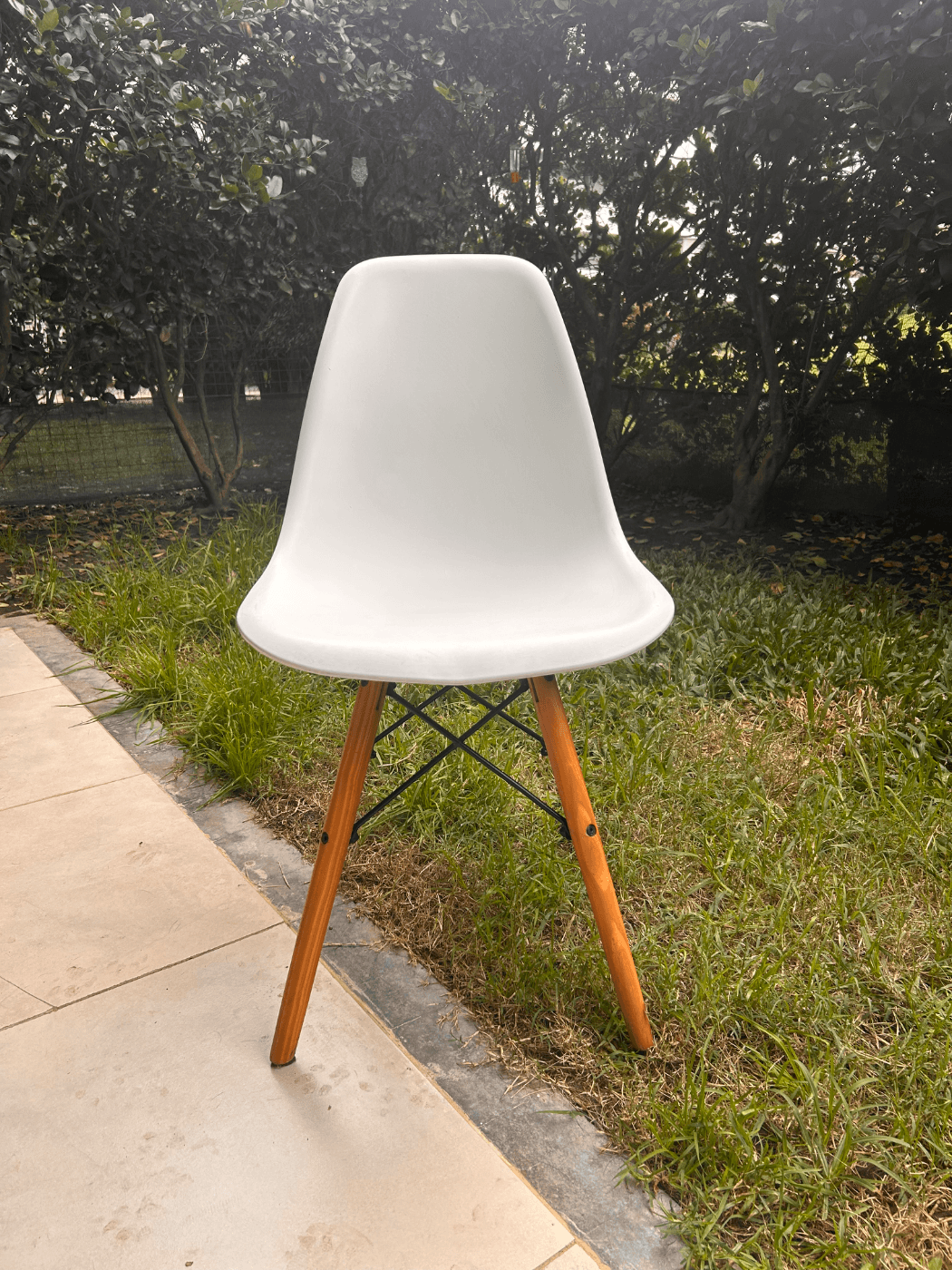 Silla modelo escandinava