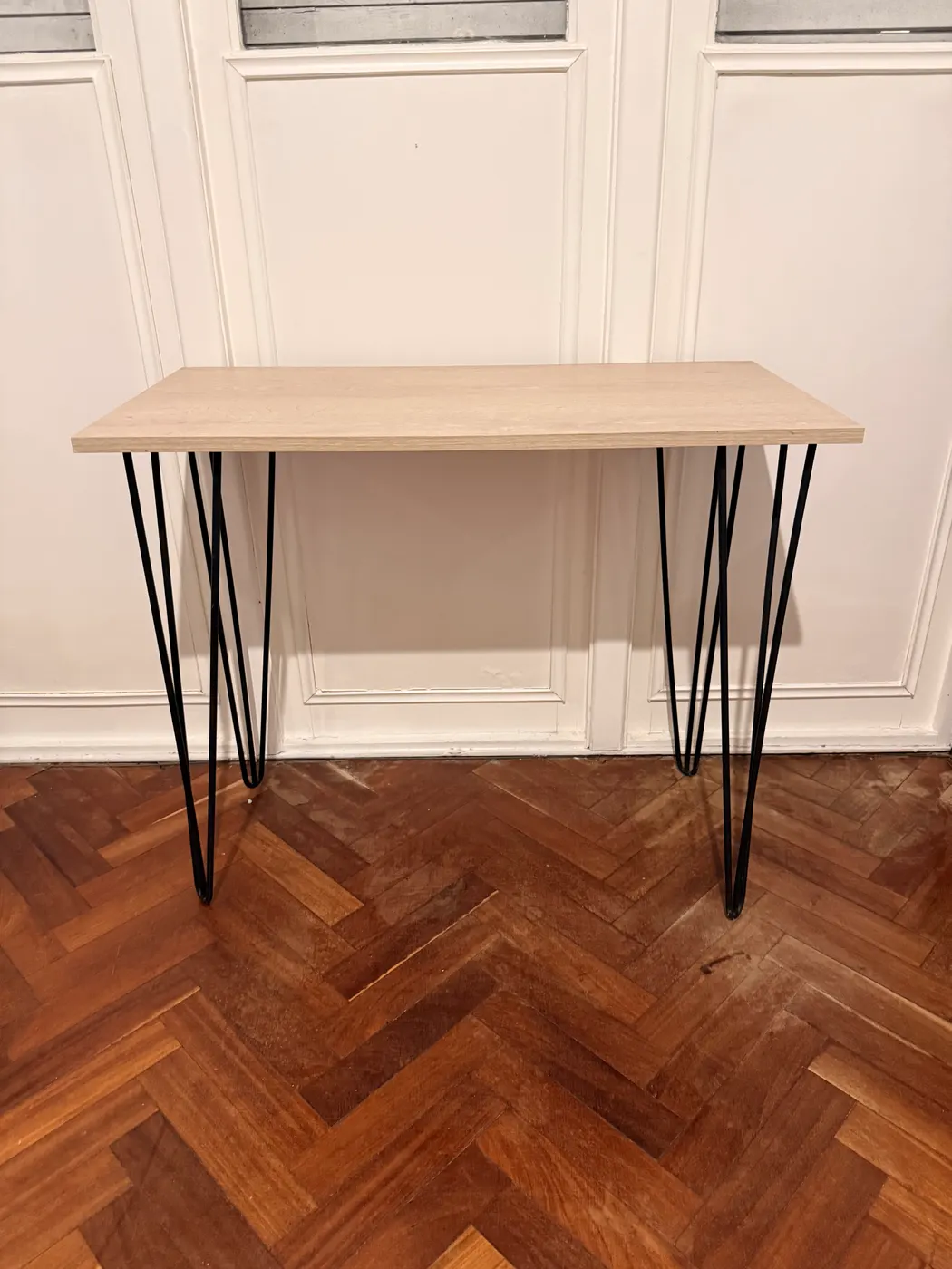 Escritorio de madera y hierro