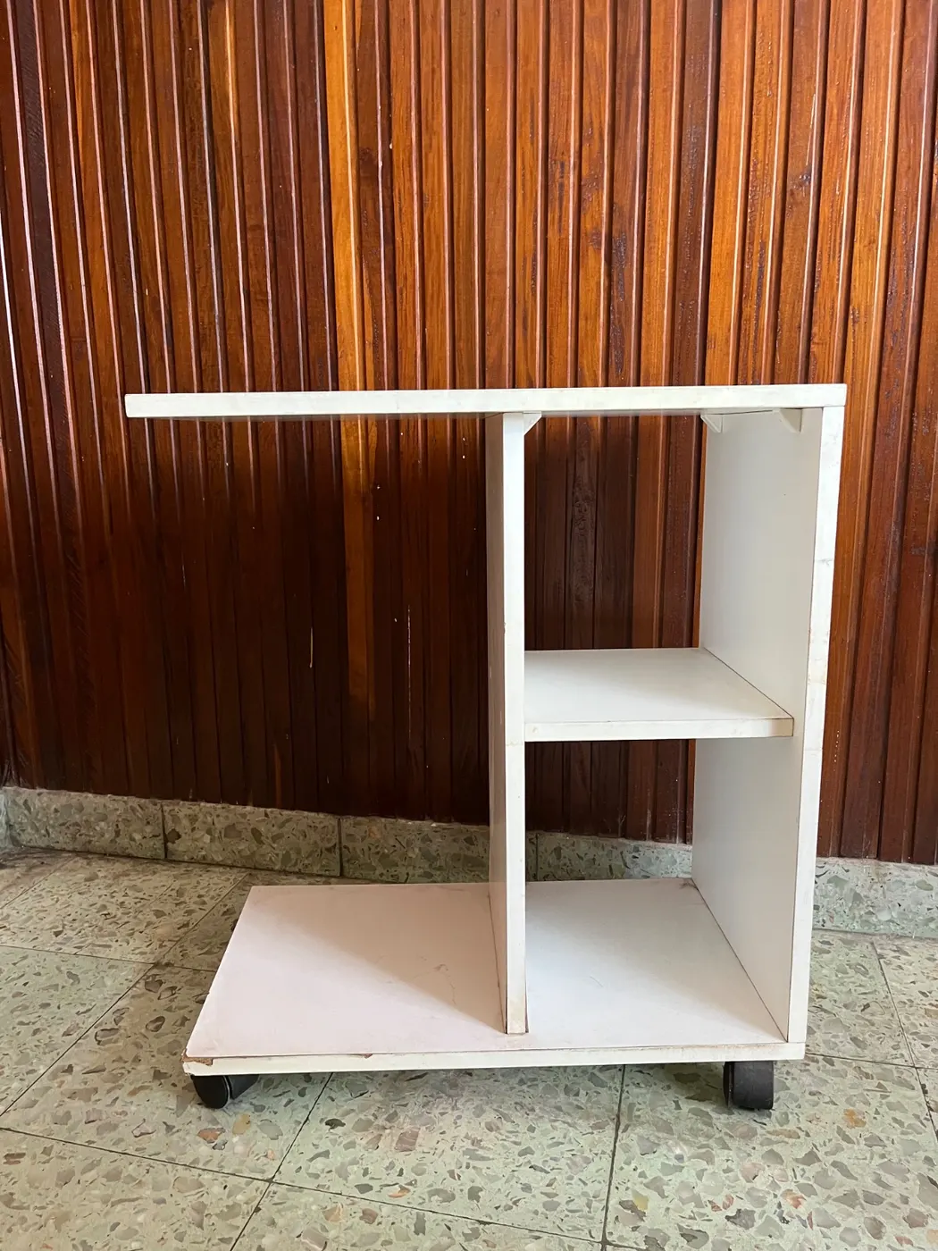 Mesa de arrime con rueditas