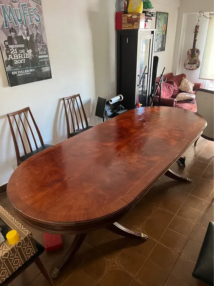 Mesa antigua de comedor