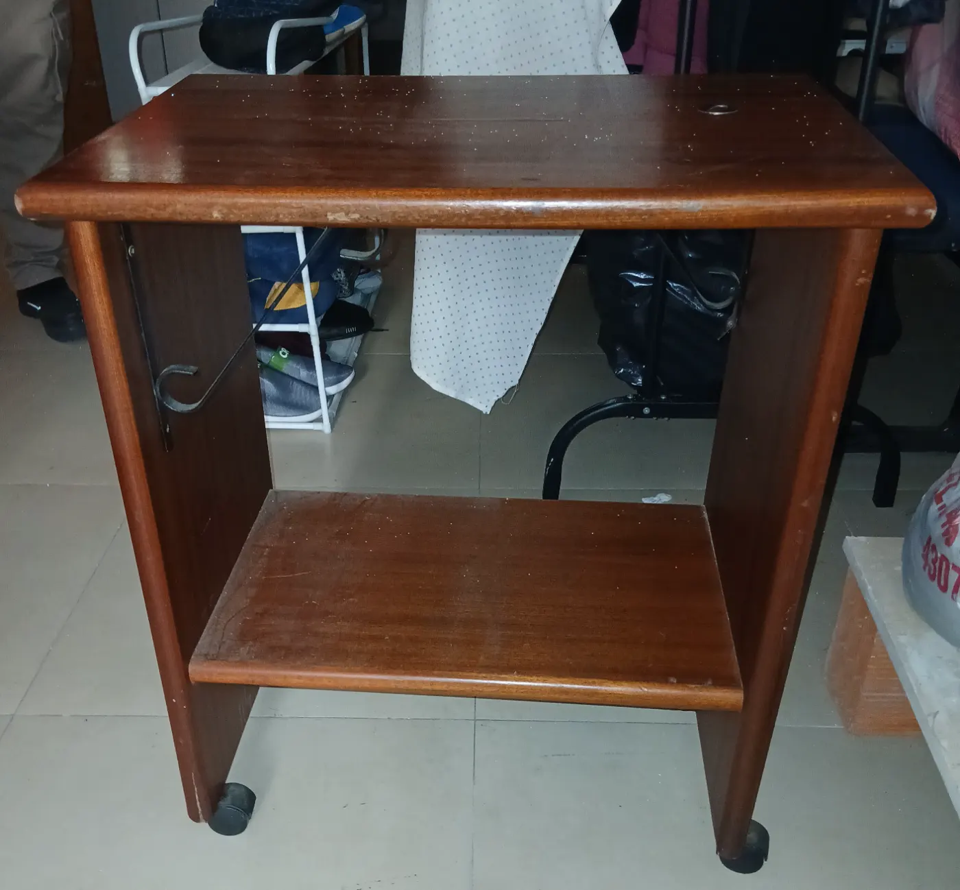 Mesa de televisor con ruedas