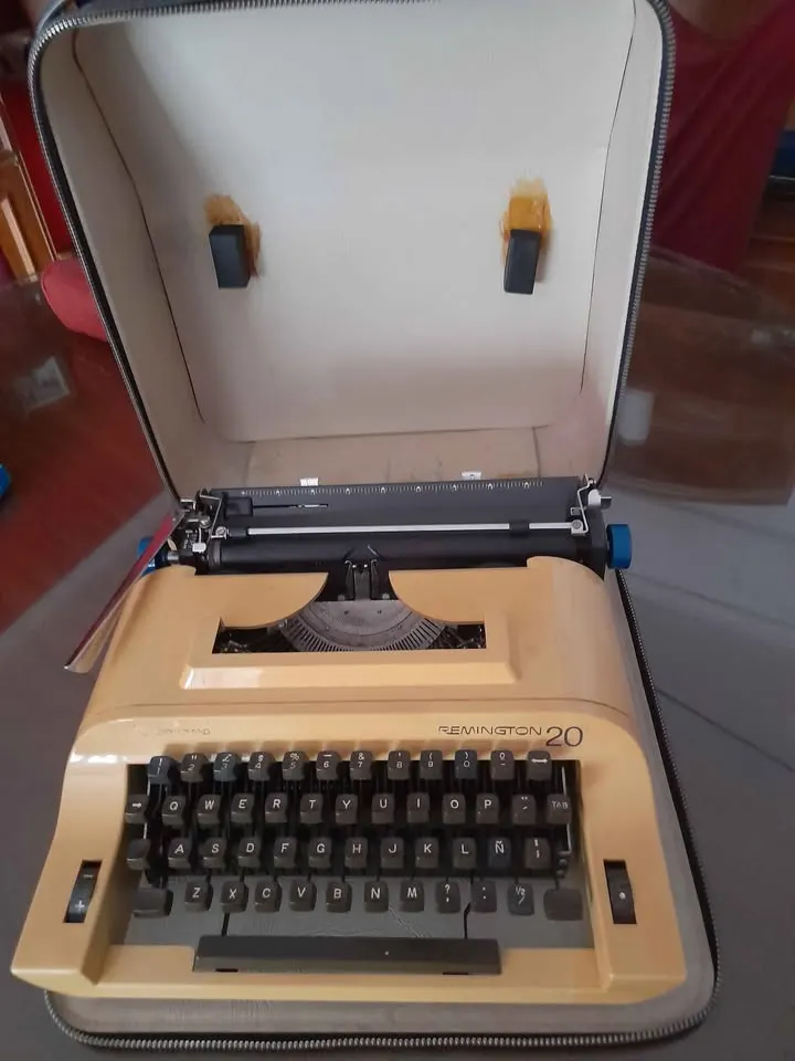 Máquina de escribir portátil Remington 20 con estuche original