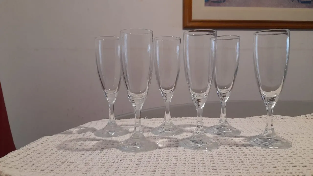 Juego de 6 copas lisas tipo flauta, para champagne.