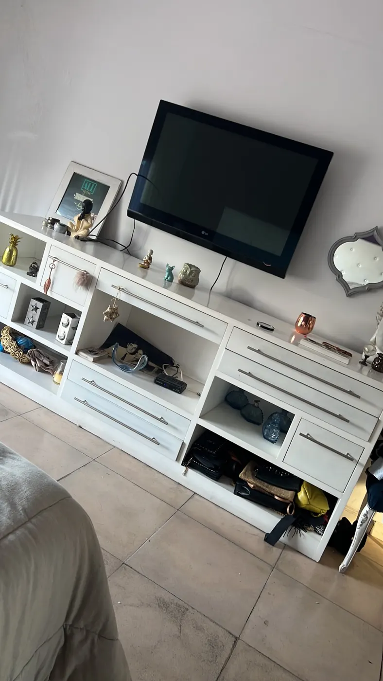 Rack / Mueble de TV de madera maciza laqueada blanca