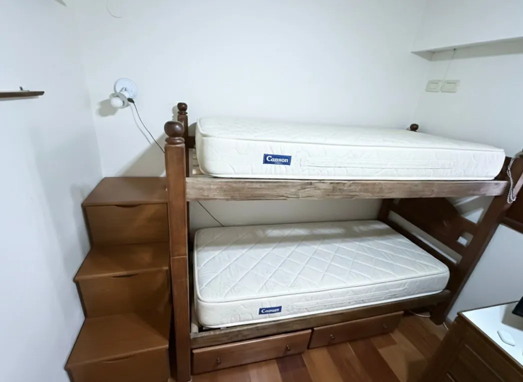 Cama cucheta desmontable, escalera cajonera y 2 colchones Cannon