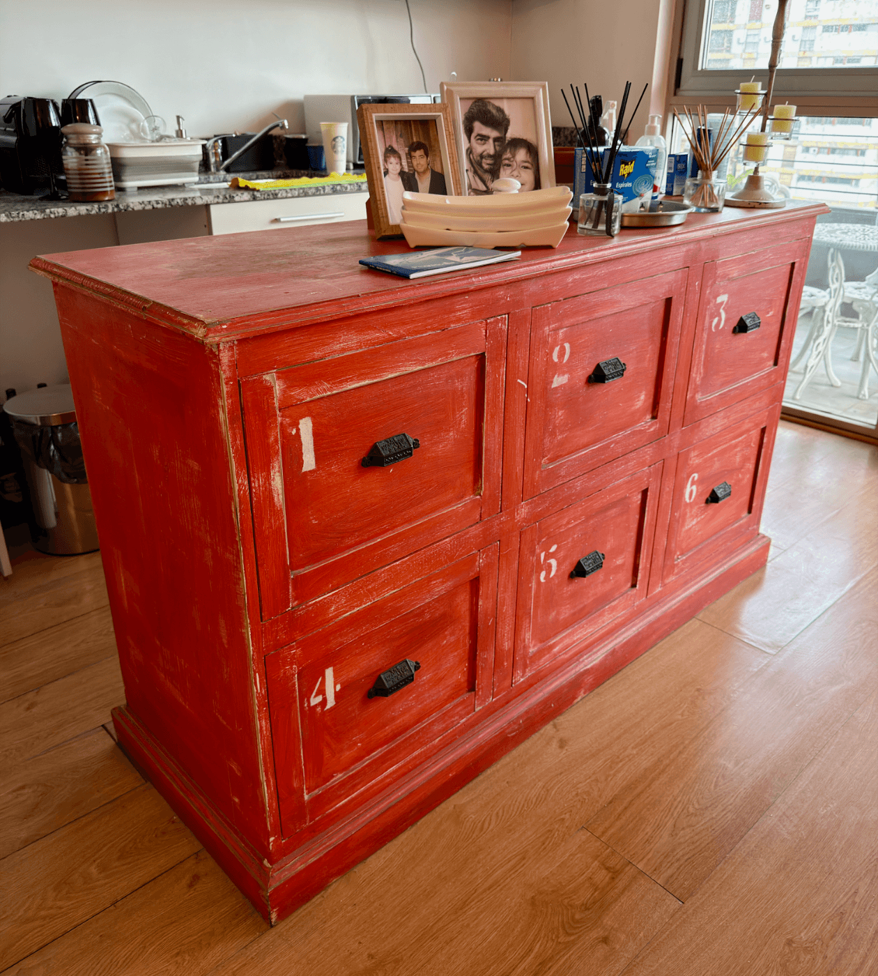 Cómoda o mueble organizador tipo fichero de estilo industrial vintage o rústico