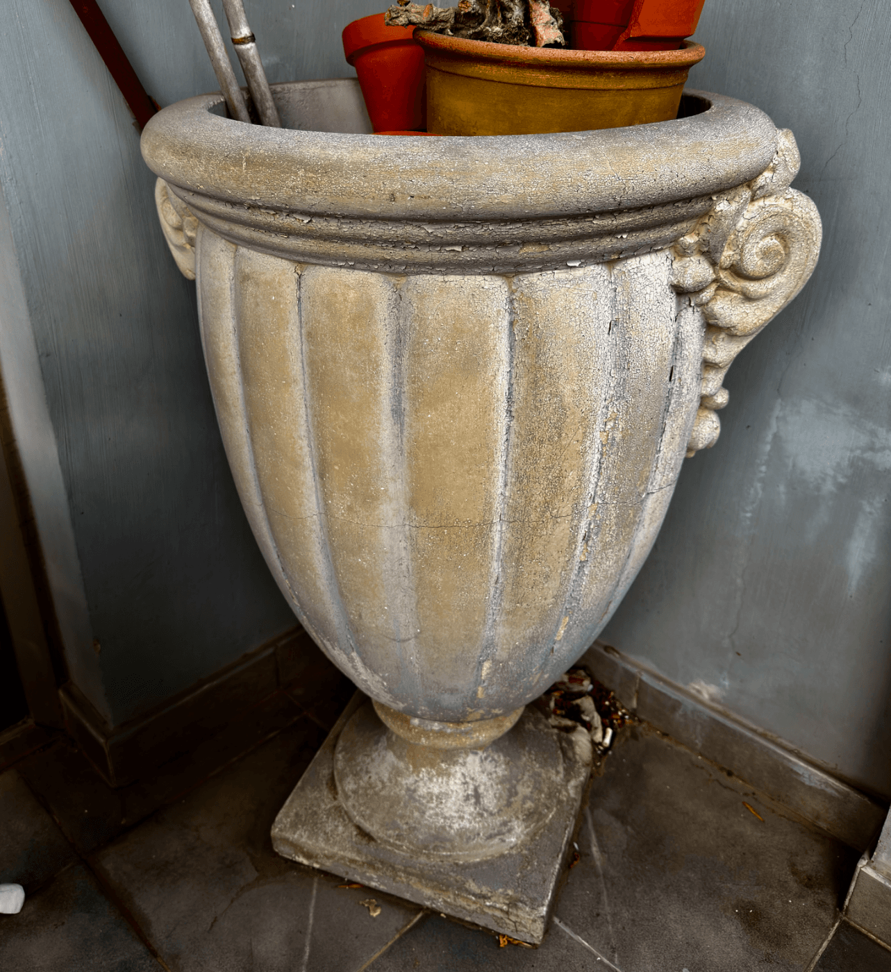 Copón decorativo o macetero tipo urna de estilo clásico francés o romano, fabricado en cemento.