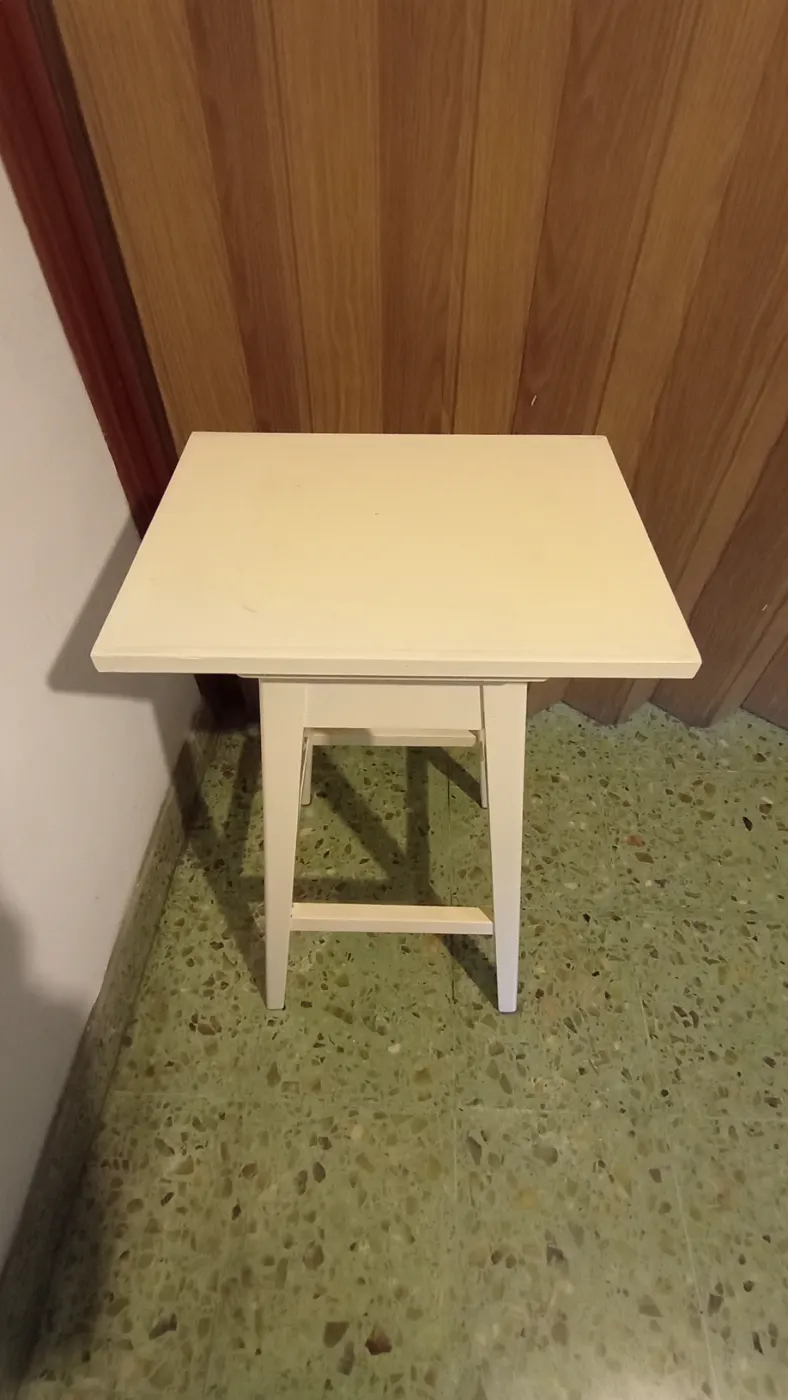 Mesita blanca rígida, tipo banqueta alta
