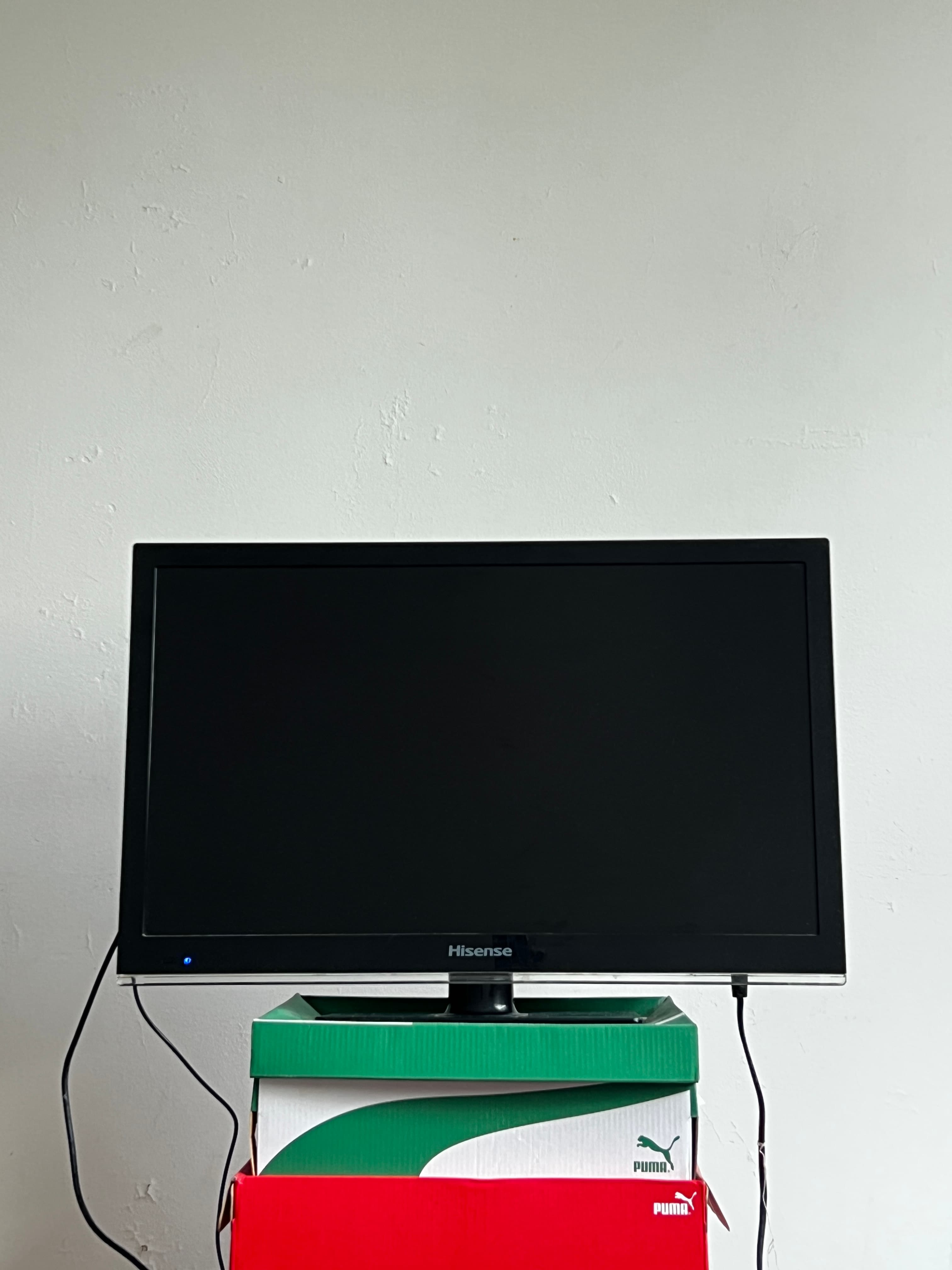VENDO TV Hisense HLE2413D de 24 pulgadas + ROKU