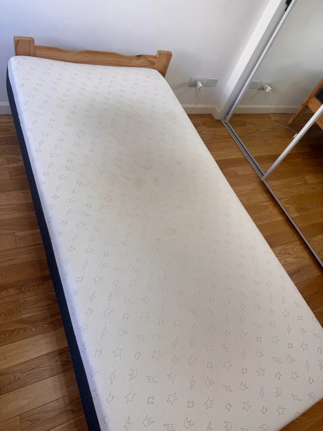Colchón Freestyle Box de espuma 1 1/2 Plaza 90x190 La Espumería. Se incluye base de madera