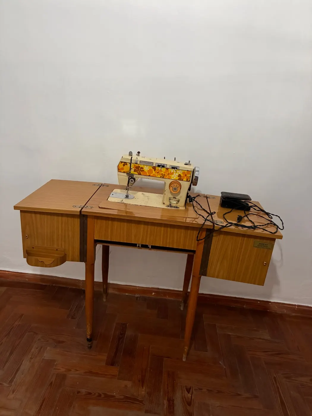Mueble con máquina de cocer eléctrica