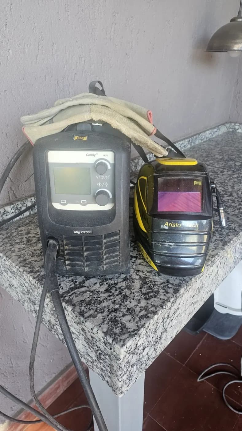 Vendo soldadora MIG ESAB CADDY C200i. Poco uso