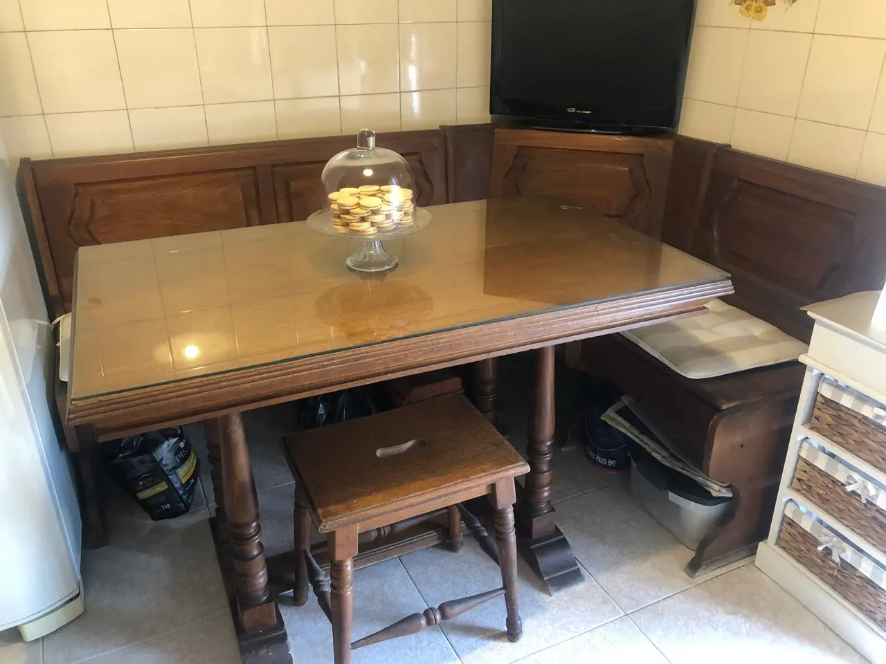 Esquinero con 2 banquetas. Mesa con protector de vidrio y los bancos todos con baulera