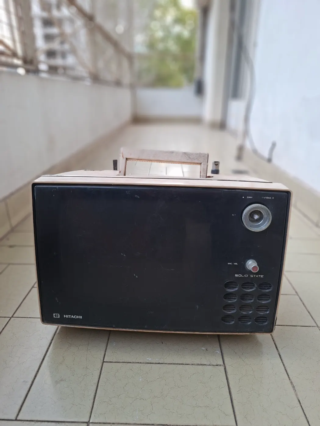 Televisor Hitachi 14" Vintage Portátil