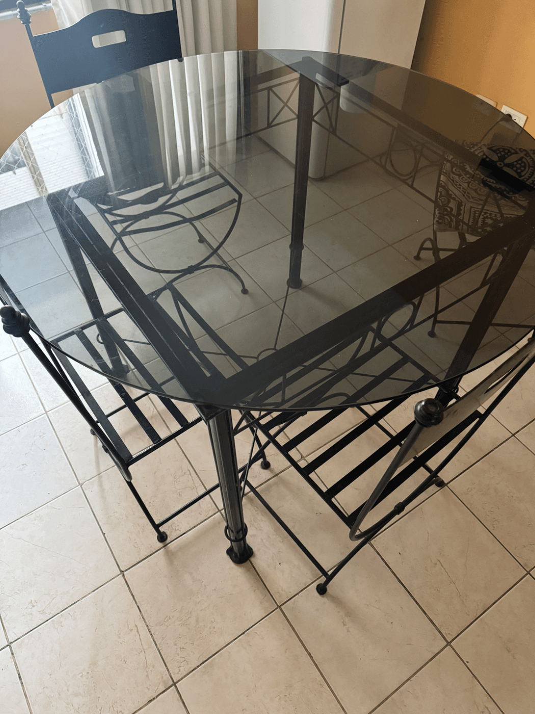 Mesa comedor + 4 sillas de hierro