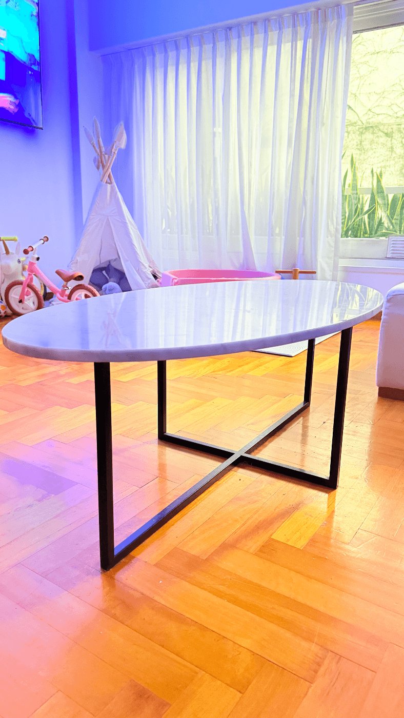 Mesa ratona de mármol con base hierro