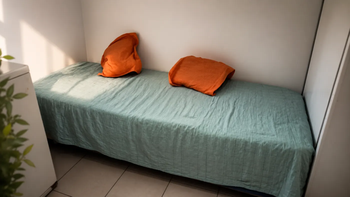 Cama 1 plaza sommier + colchón + sabanas y cubrecamas.