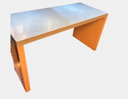 Mesa blanca y celeste