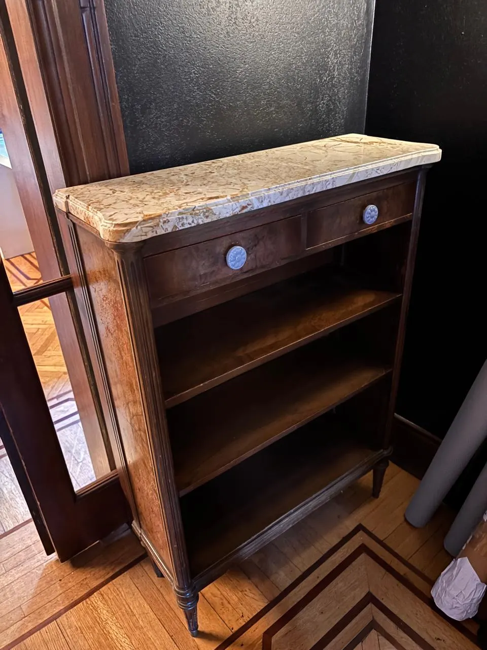 Mueble de guardado con tapa de marmol