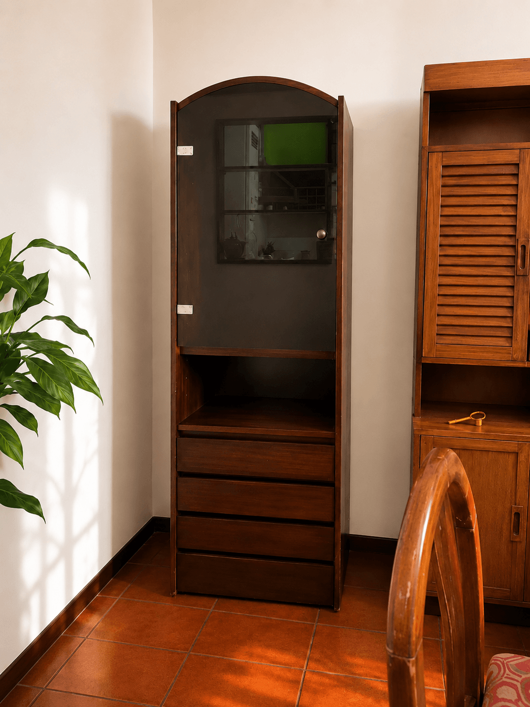 Vitrina cristalero de madera con cajones