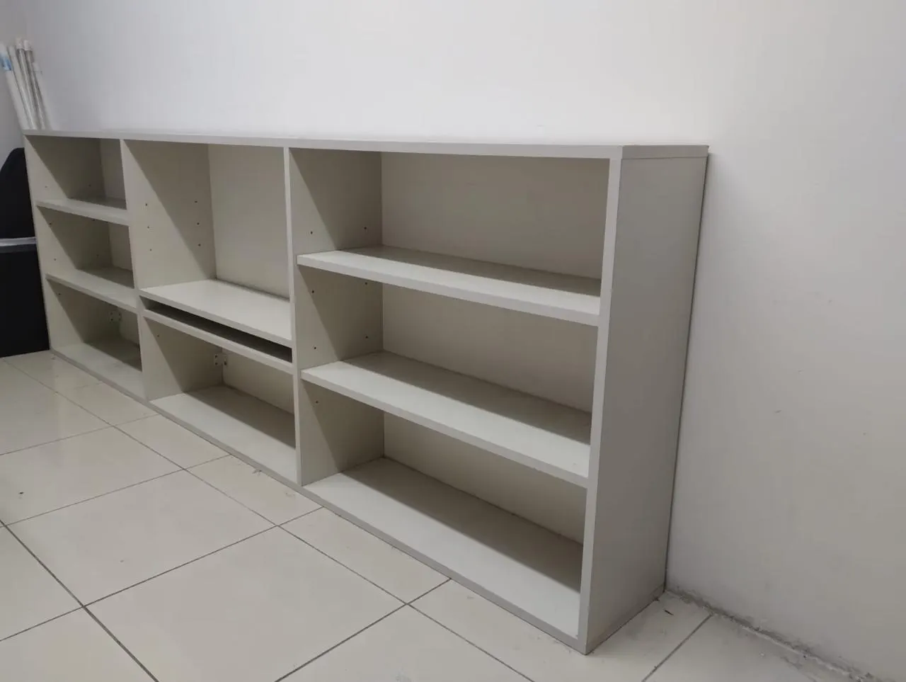 Biblioteca Apaisada como nueva