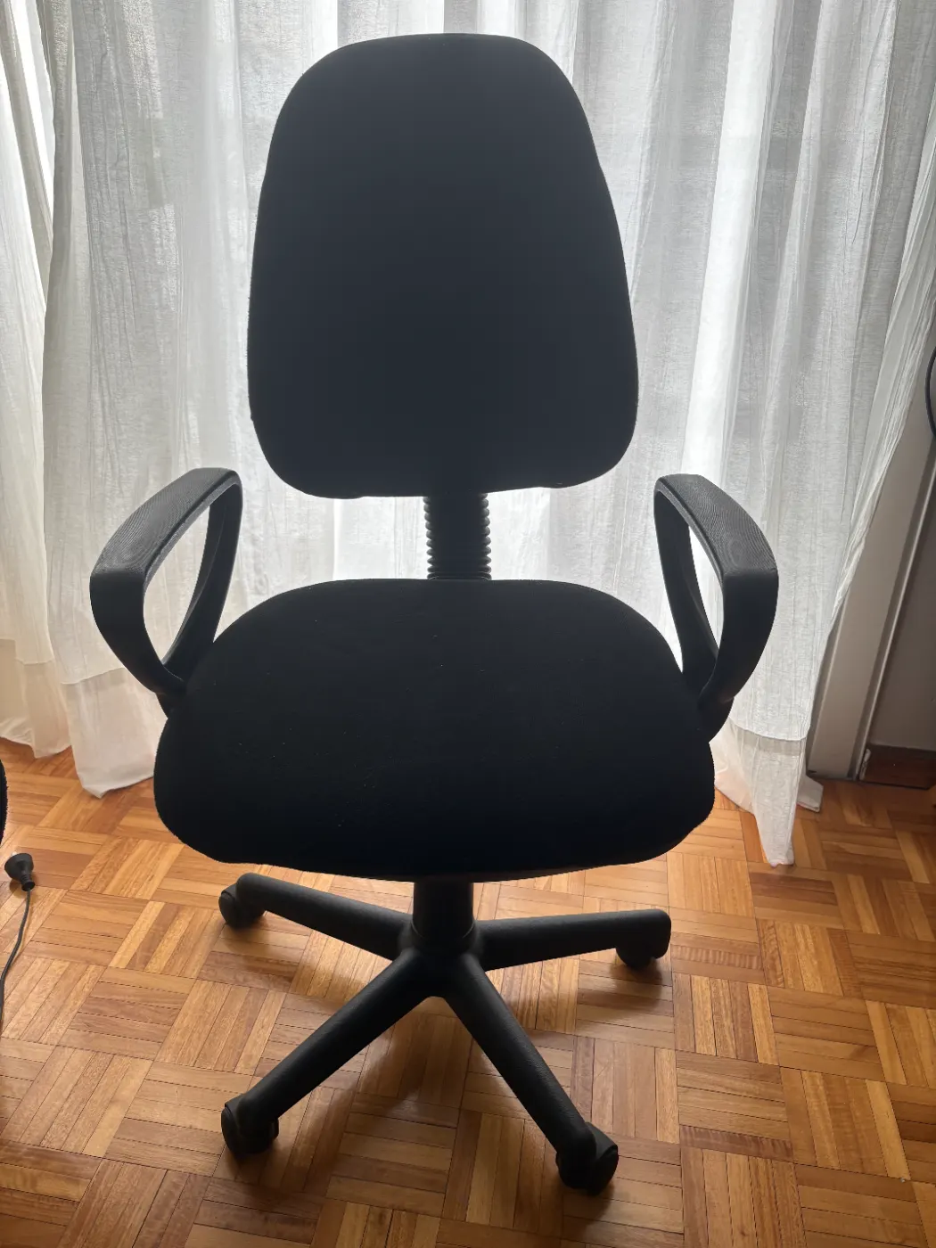 Silla de escritorio con posición de diferentes alturas, regulable, con rueditas.