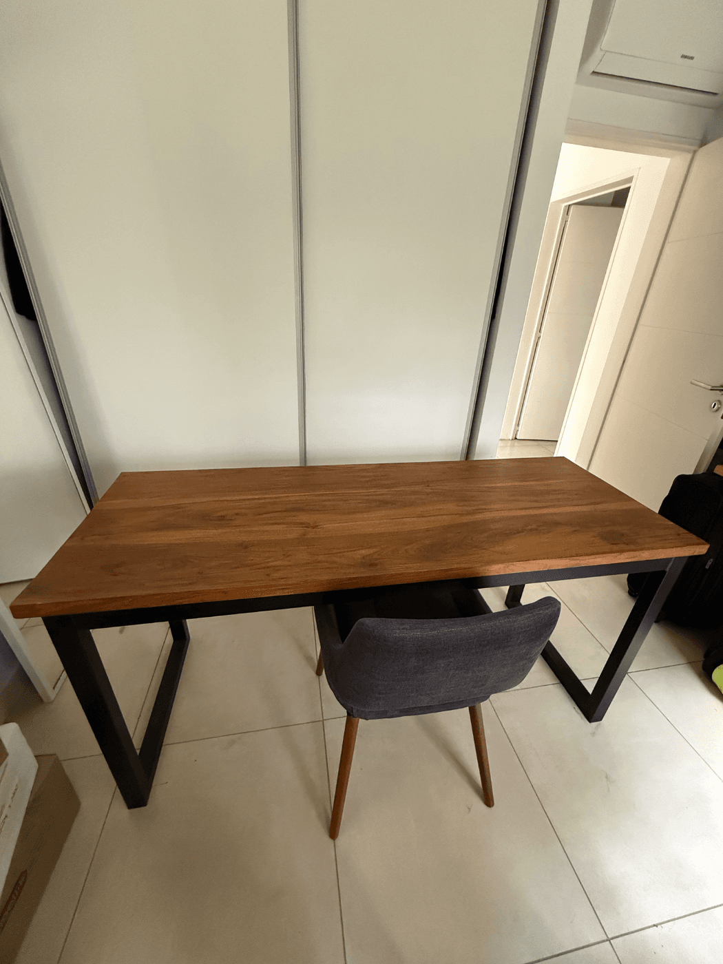 Escritorio de madera petiribi macizo y hierro