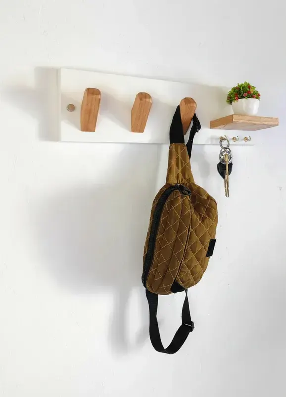 Perchero de pared con estante y portallaves
