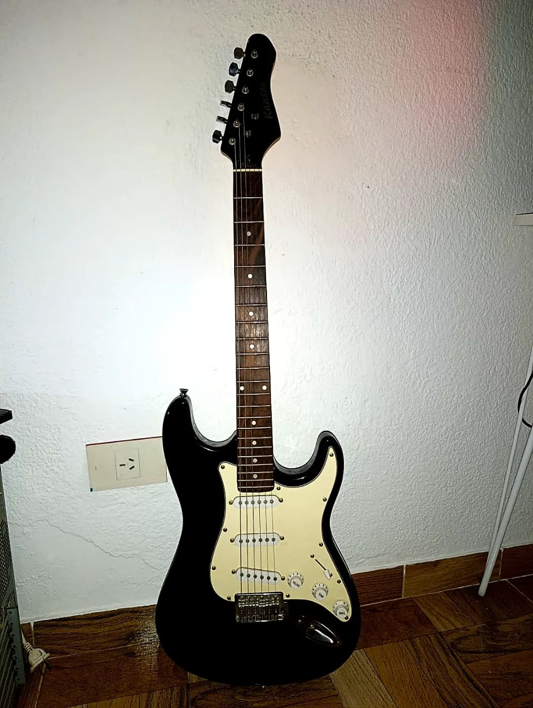 guitarra eléctrica Kansas Stratocaster + amplificador Marshall MS-2R