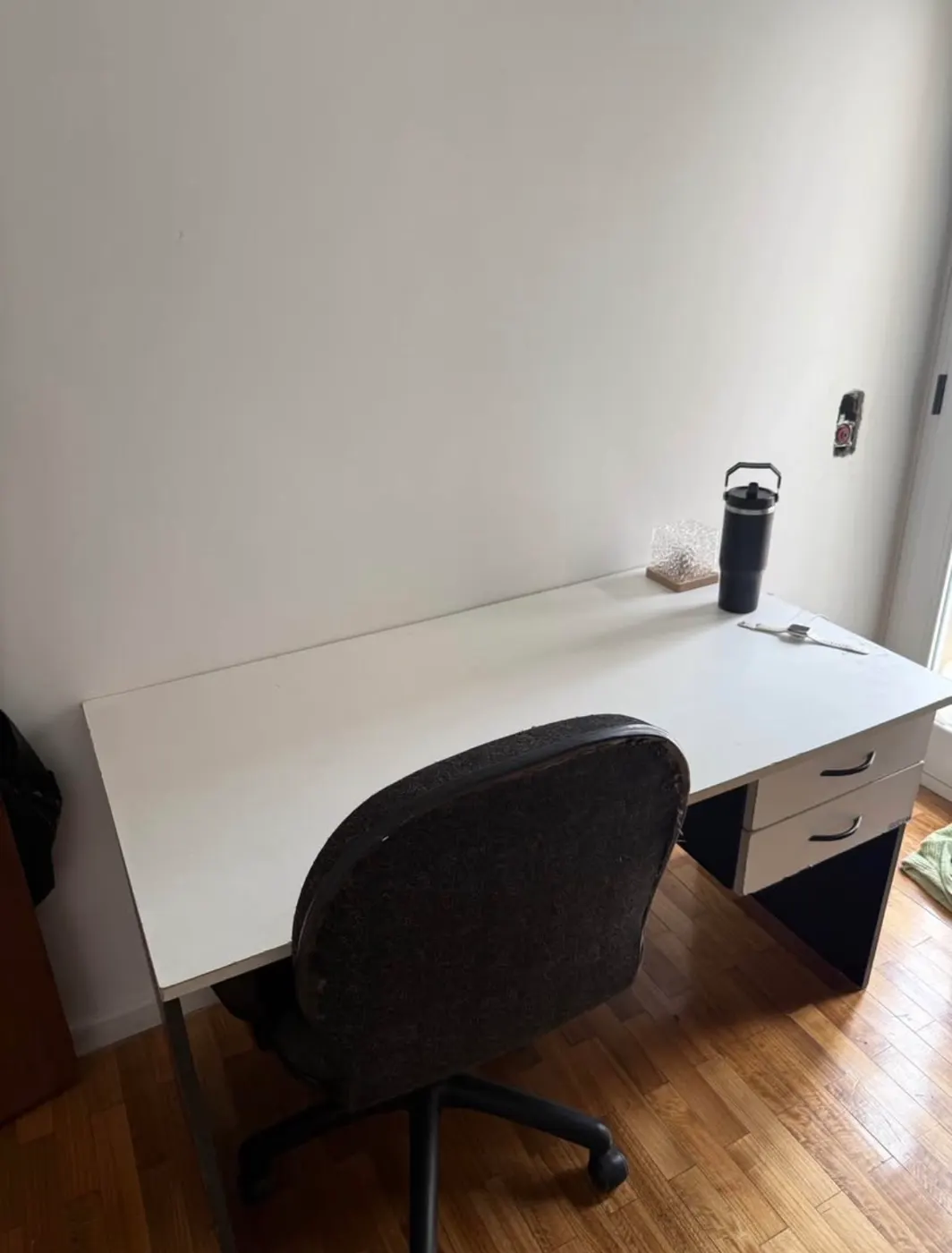 Escritorio amplio con cajones