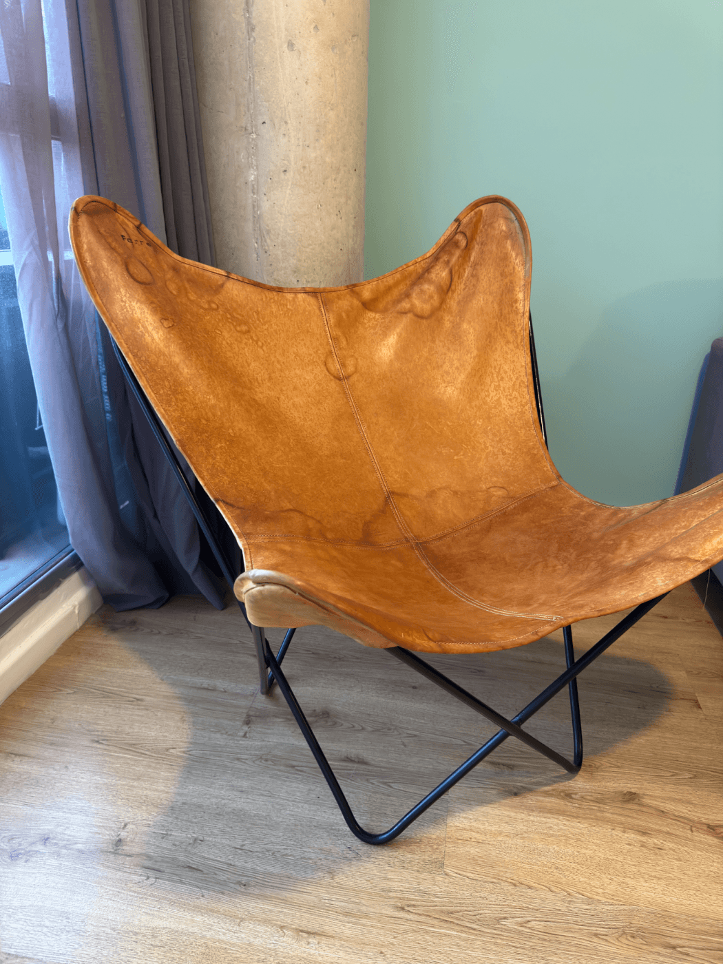 Sillón BKF. De cuero.