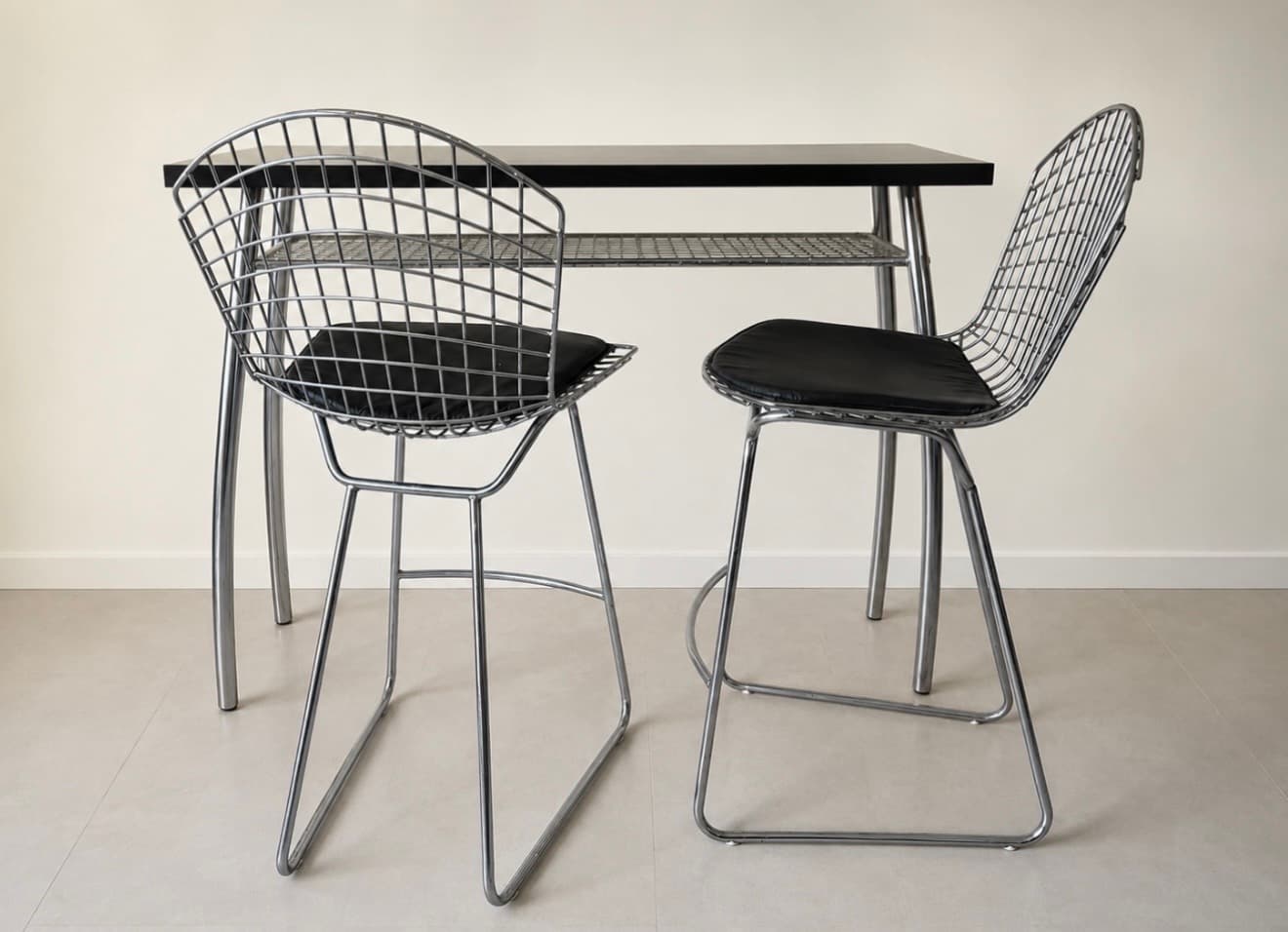 Barra con dos banquetas diseño bertonia