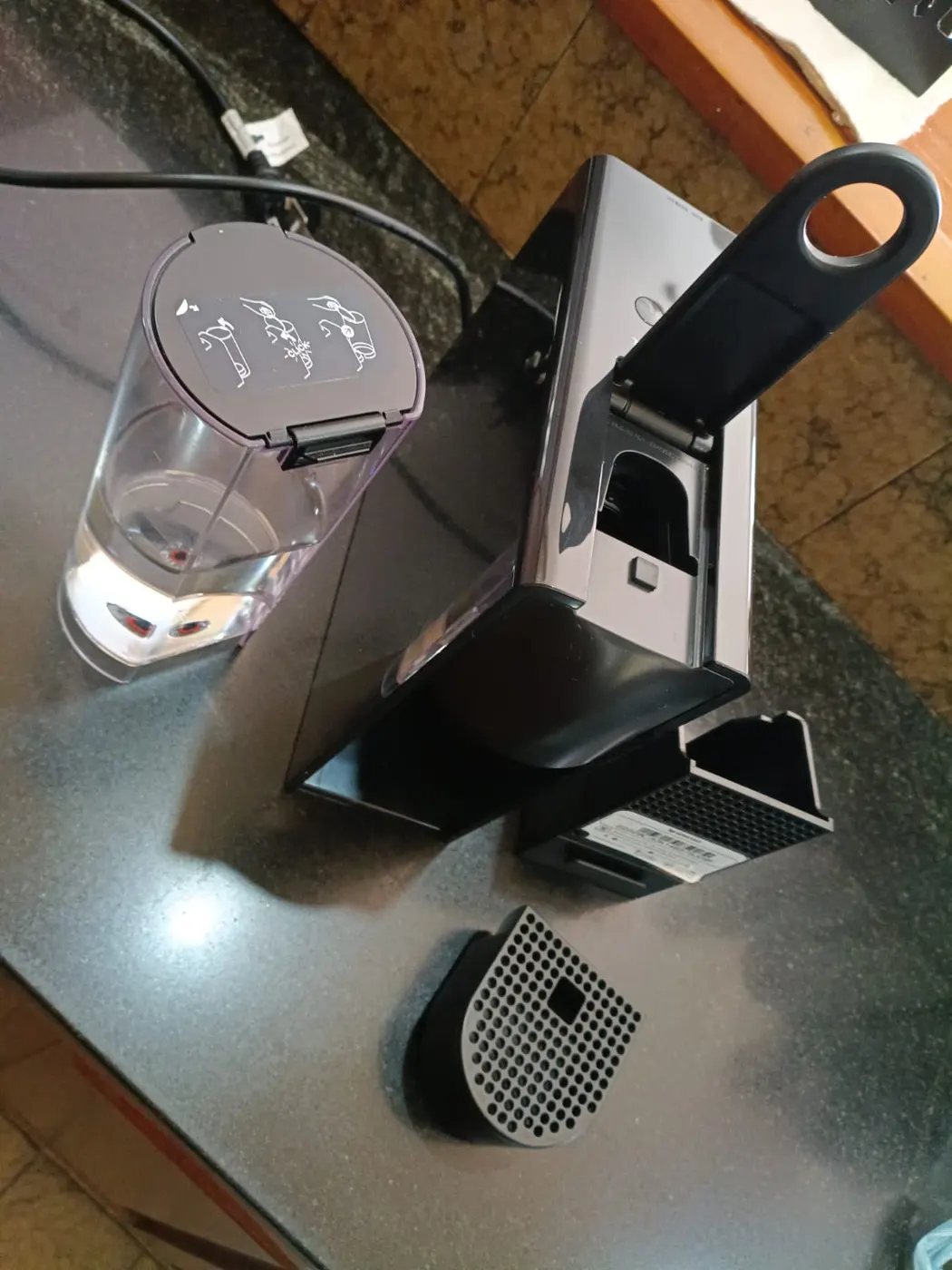 Cafetera Nespresso essenza mini negra