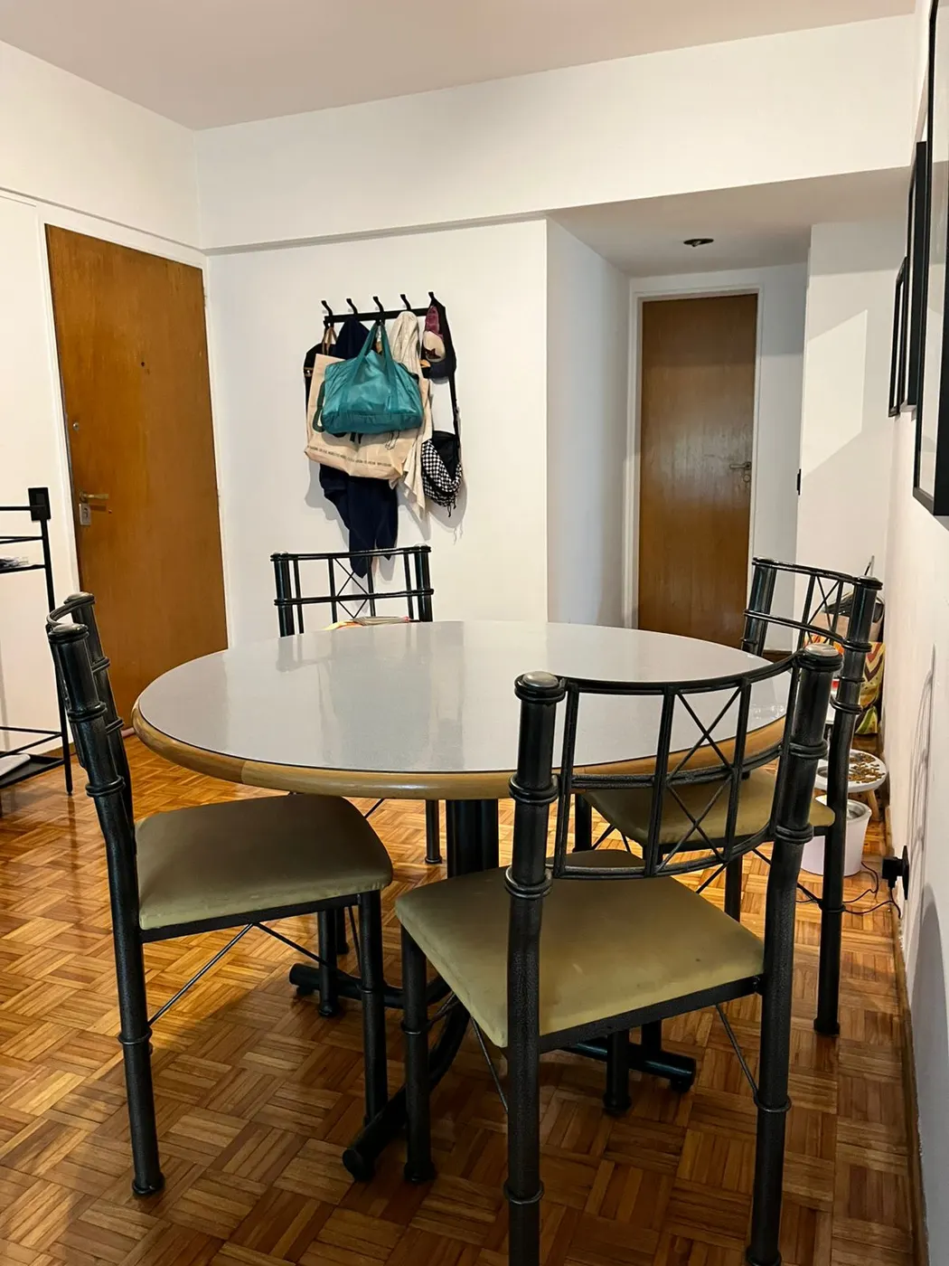 Mesa de comedor redonda + 4 sillas