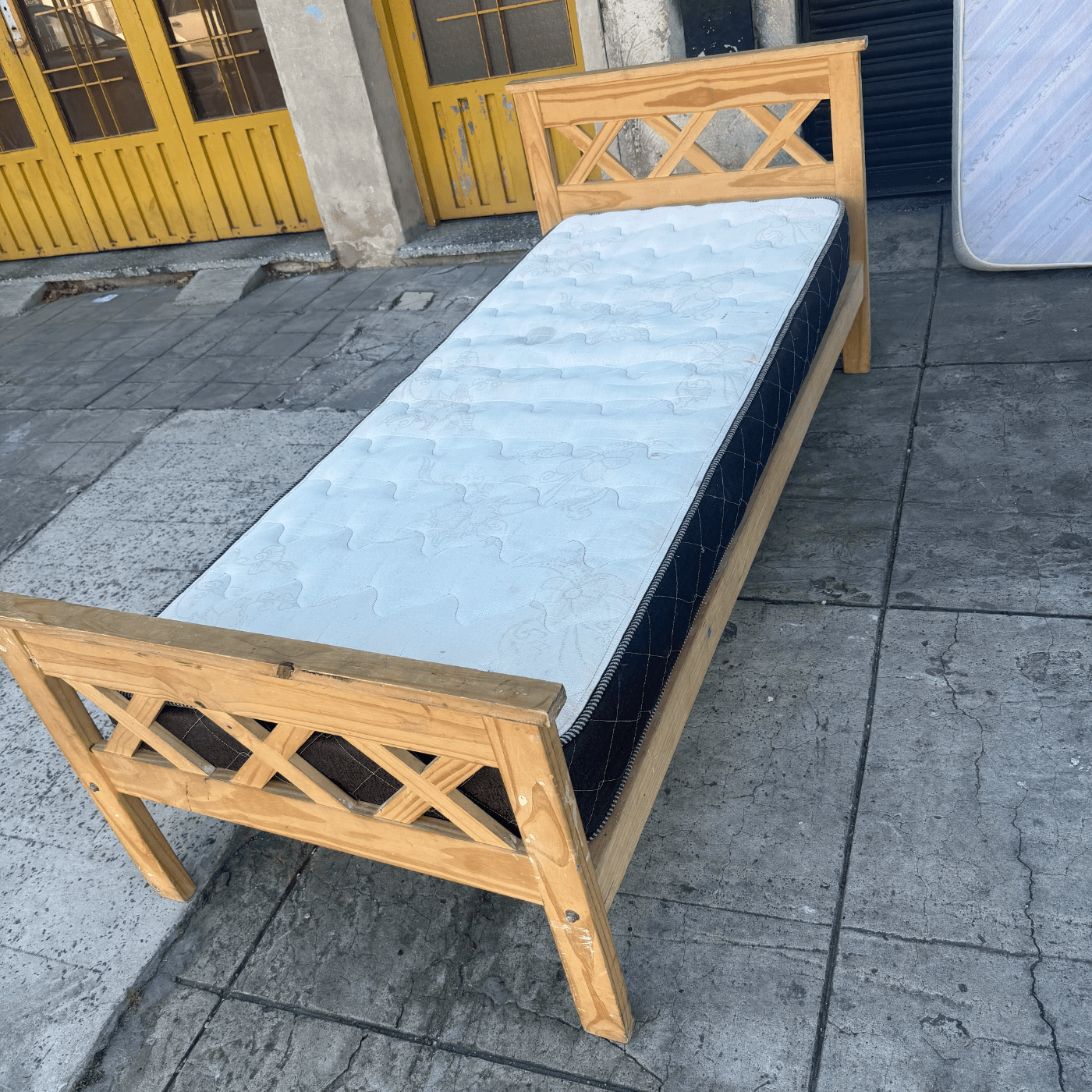 Cama de una plaza con colchón
